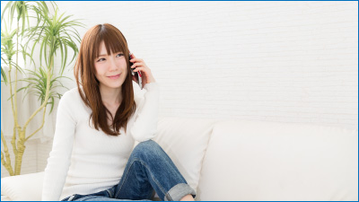 札幌でフリーコールに電話をする女性